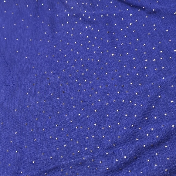 V-NECK periwinkle colored tee with silver mini-stud embellishment on front. - Picture 2 of 4